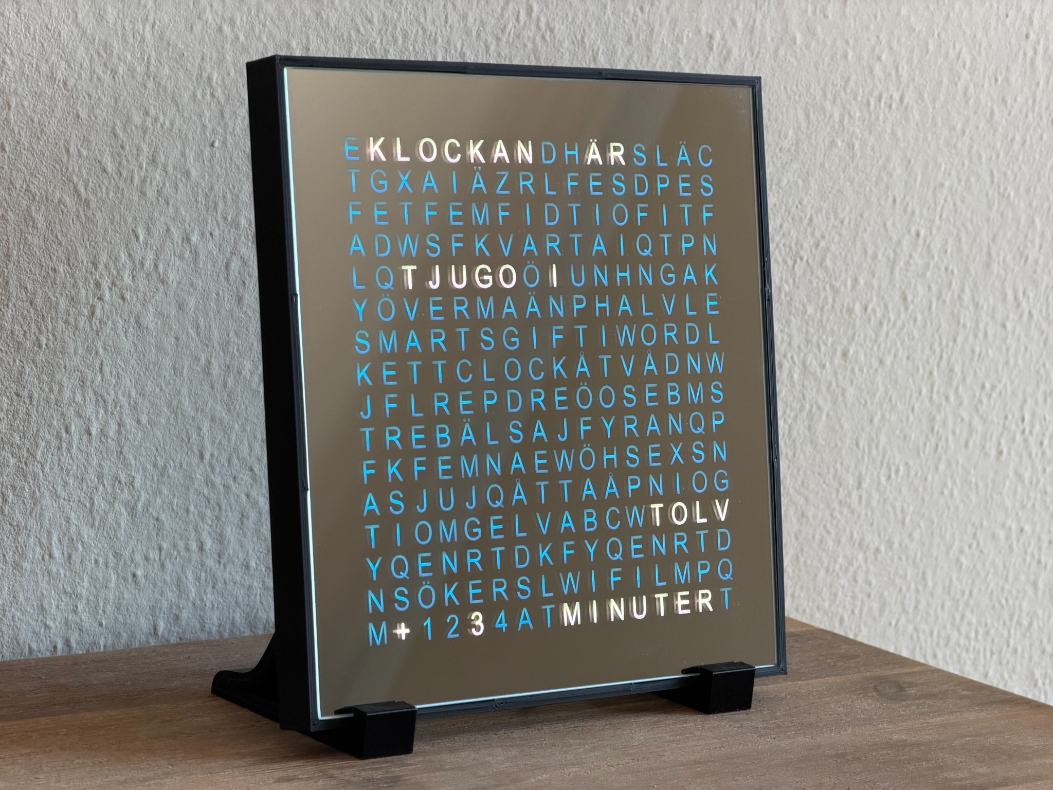 SmartGift WordClock mit schwedischer Zeitanzeige