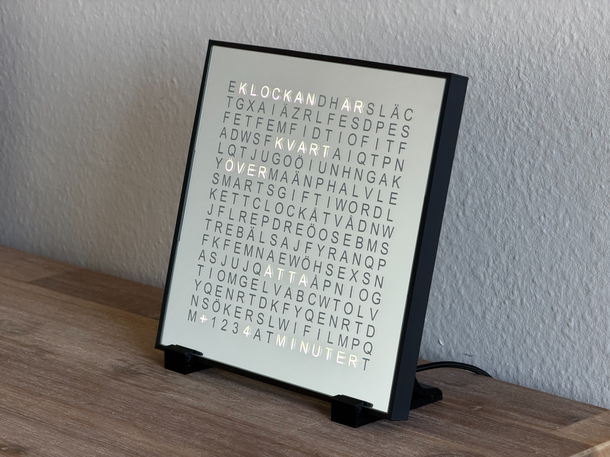 SmartGift WordClock mit schwedischer Zeitanzeige