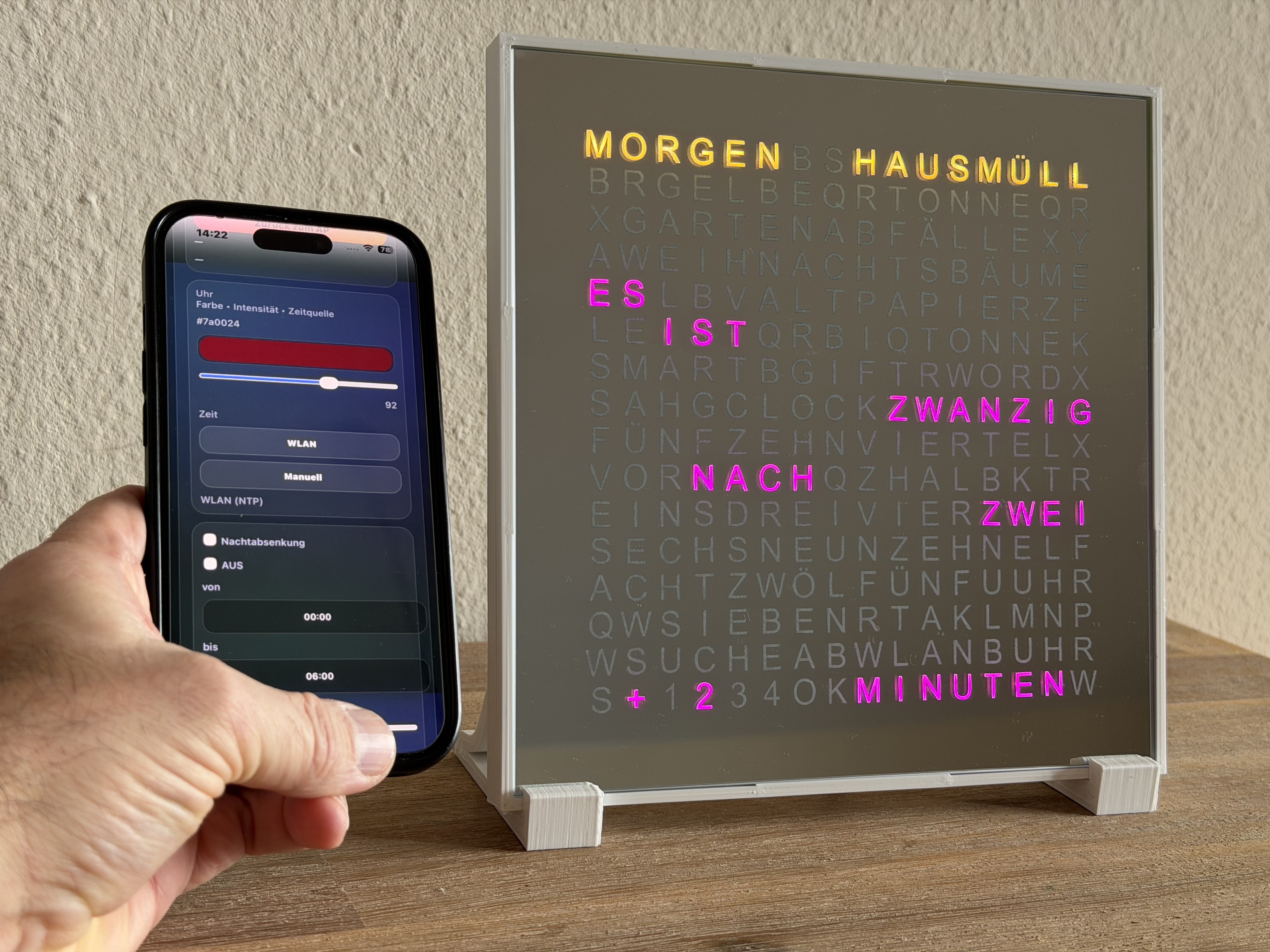 WordClock mit Smartphone-Steuerung in Blau